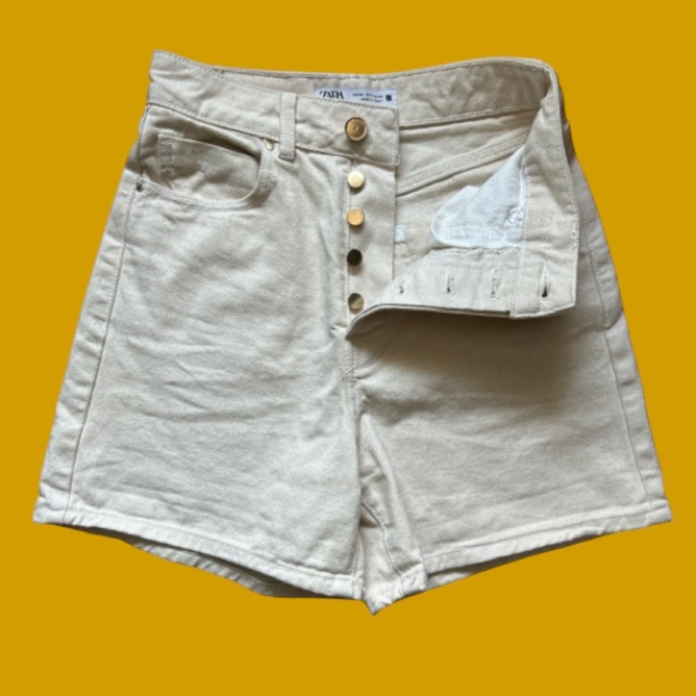 🔥ZARA! ULTRA CUTE NEUTRAL OFF WHITE DENIM SHORTS! GOLD BUTTON FLY! LIKE NEW!